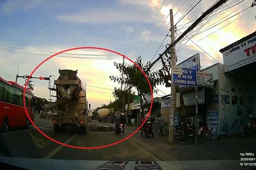 Clip xe bồn mất lái tông thẳng vào người đi xe máy đang dừng chờ đèn đỏ khiến cộng đồng mạng 'toát mồ hôi'