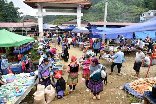 Sôi động chợ phiên vùng cao Lùng Phình