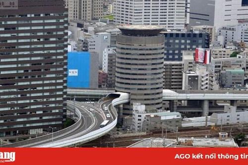 Kỳ lạ đường cao tốc đi xuyên qua tòa cao ốc ở Nhật Bản