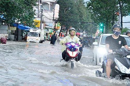 Mưa lớn gây ngập, giao thông tắc nghẽn khu vực ngã ba Trảng Dài