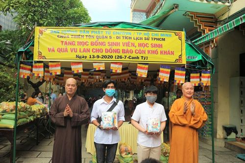 Ban Hướng dẫn Phật tử TP.HCM tặng quà, học bổng