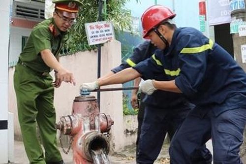 Công an Kiên Giang kiểm tra trụ nước cứu hỏa tại TP Rạch Giá