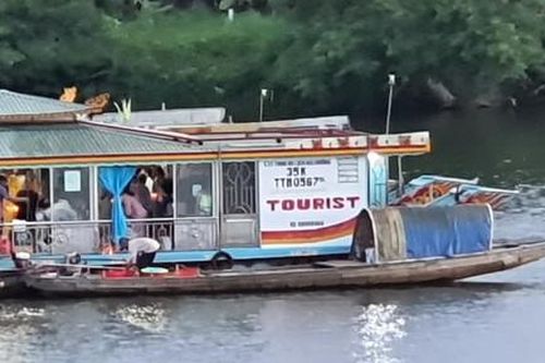 Triệu tập 2 người đàn ông rải vàng mã xuống sông Hương