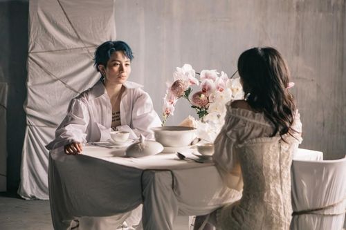 Giải mã loạt ẩn ý đằng sau những cảnh ngọt ngào của Gil Lê và nữ chính trong MV mới