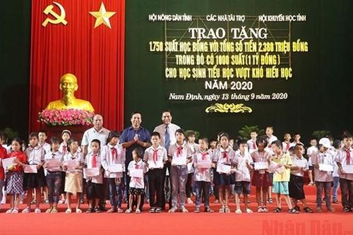 Nam Định: Trao 1.750 suất học bổng cho học sinh nghèo vượt khó
