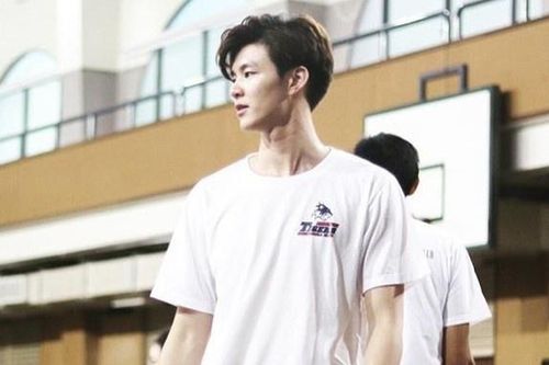 Cầu thủ bóng rổ cao 1,90 m thành người mẫu