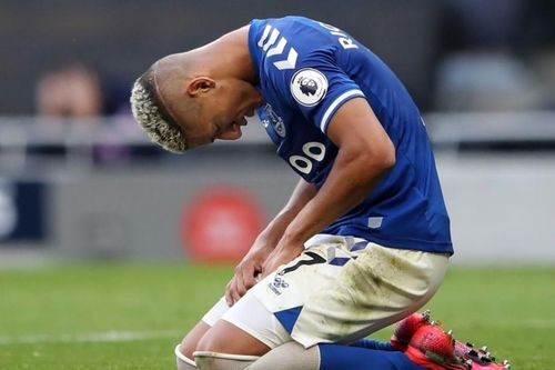 Tiền đạo Everton rê bóng qua thủ môn và sút ra ngoài