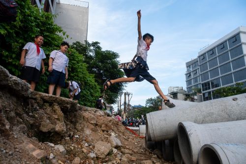 Học sinh chơi đùa tại công trường không rào chắn