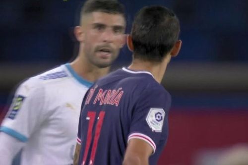 Di Maria nhổ nước bọt vào mặt đối thủ