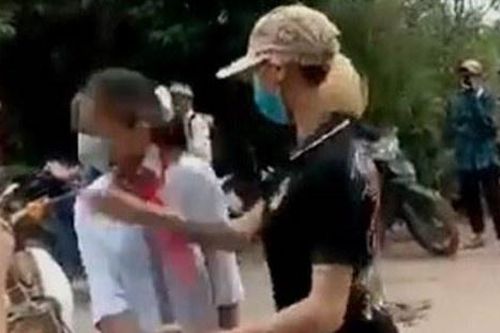 Nữ sinh lớp 7 bị đánh trên đường đi học về