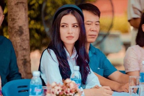 Cô giáo Albania gây chú ý trong lễ khai giảng ở Hà Nội