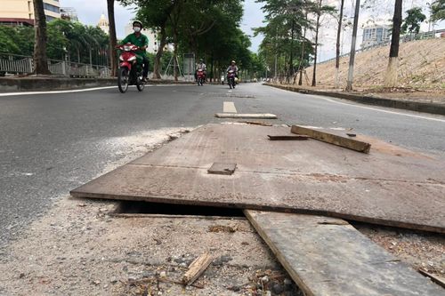 Hà Nội: Hố ga mất nắp 'bẫy' người tham gia giao thông trên đường Bưởi
