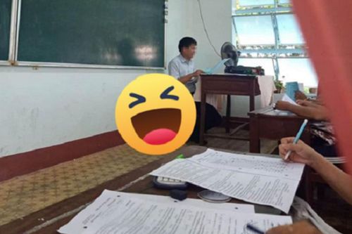 Thầy giáo say sưa giảng bài nhưng bị soi 'thứ đặc biệt khó ngờ'