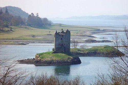 Vẻ đẹp ma mị lâu đài cổ bị bỏ hoang ở Scotland