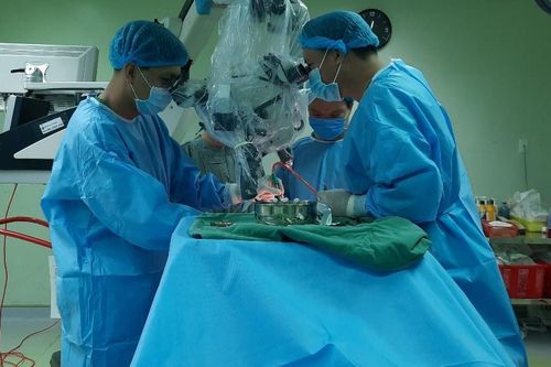 Hơn 10 giờ cứu sống bệnh nhân u màng não khổng lồ