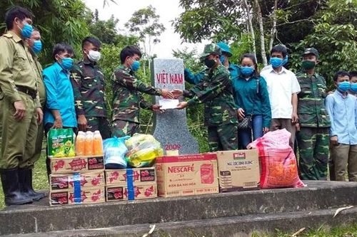 BĐBP Nghệ An hỗ trợ vật chất cho lực lượng bảo vệ biên giới nước bạn Lào