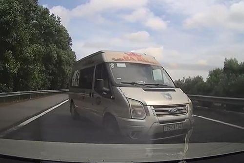 Xe khách lạng lách bỏ chạy hơn 10 km trên cao tốc khi CSGT yêu cầu dừng xe