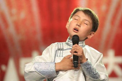 Cuộc sống hiện tại của cậu bé từng khiến hàng triệu khán giả bật khóc khi hát 'Người mẹ trong mơ'