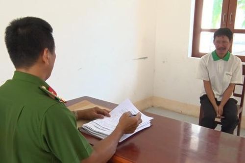 Tạm giam kẻ trộm tiền hàng xóm đến đám tang đánh bạc