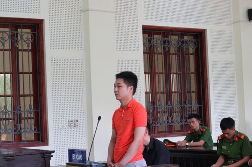 Vệ sĩ quán bar buôn ma túy cúi đầu xin lỗi bố mẹ