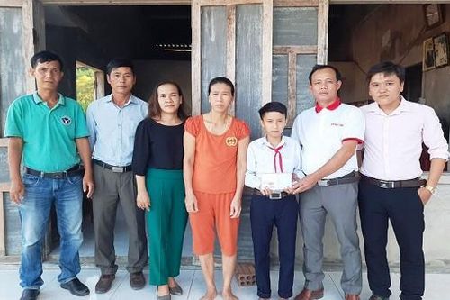 Báo Pháp luật Việt Nam trao tặng 5.000 chiếc khẩu trang cho các em học sinh chống dịch