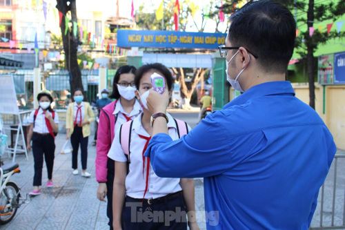 Học sinh Đà Nẵng bắt đầu năm học mới với khẩu trang, nước sát khuẩn