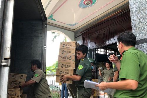 Phát hiện hàng nghìn thùng hàng nhãn hiệu Trung Quốc không rõ nguồn gốc
