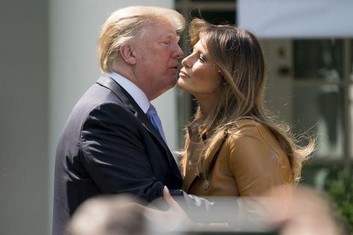 Sợ không gặp lại, ông Trump hôn từ biệt vợ trước khi đến biên giới liên Triều