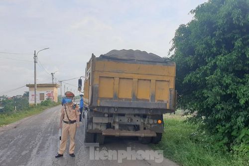 Xử phạt nhiều xe quá tải, cơi nới thùng tàn phá đê sông Hồng