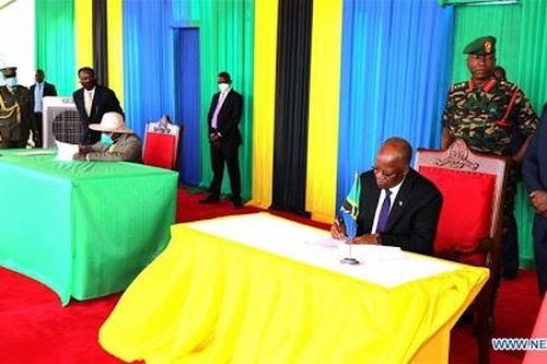 Tanzania và Uganda ký thỏa thuận xây dựng đường ống dẫn dầu