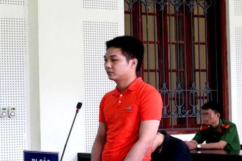 Vệ sĩ quán bar kiêm người xách ma túy