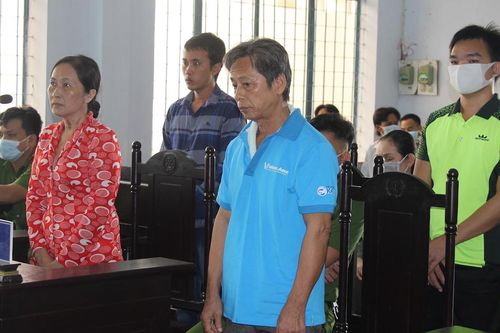 Tạt xăng vào đoàn cưỡng chế, cả gia đình lãnh án