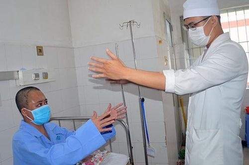 Đau đầu liên tục, người phụ nữ suýt mất mạng vì 'kẻ khổng lồ' trong não