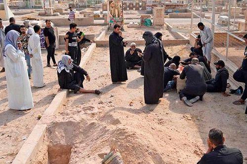 Được bật đèn xanh, dân Iraq đổ về nghĩa trang đào mộ người chết vì Covid-19