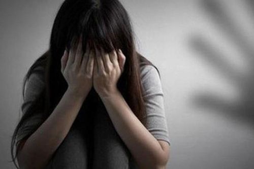 Vào quán hát nghi hiếp dâm nữ nhân viên 15 tuổi
