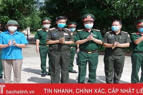 Phó Tư lệnh Quân khu 4 trao quà hỗ trợ cán bộ, sỹ quan Lào đang cách ly tại Hà Tĩnh