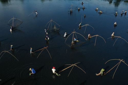 Độc đáo lễ hội Phá trằm bắt cá ở tỉnh Quảng Trị