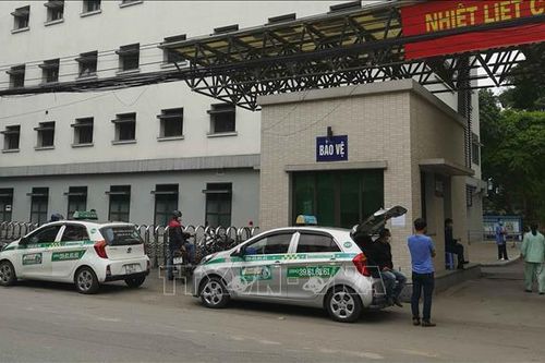 Taxi vẫn 'bủa vây' cổng bệnh viện