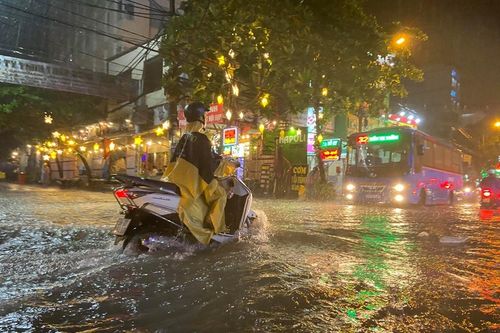 TP Hồ Chí Minh lại ngập nặng nhiều nơi do mưa lớn