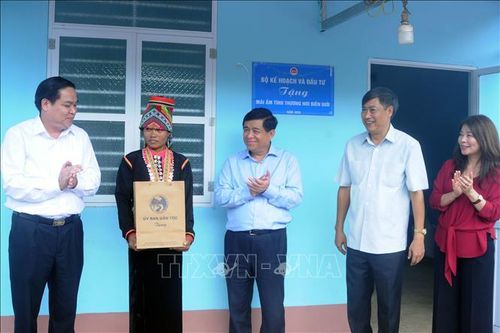 Trao 107 'Mái ấm tình thương nơi biên giới' cho hộ nghèo huyện Sốp Cộp, Sơn La
