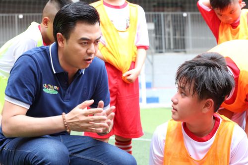 MC Tuấn Tú tiết lộ lý do từ giã giấc mơ 'quần đùi áo số'
