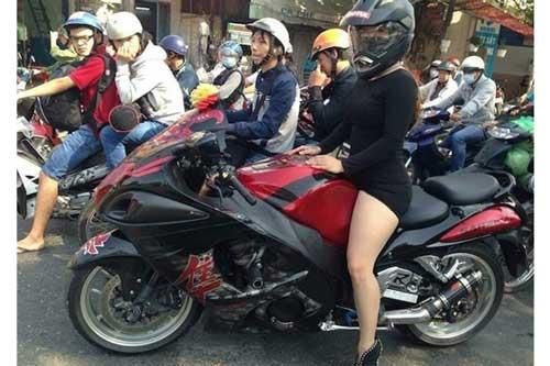 'Cười không nhặt được mồm' với muôn kiểu thời trang lên phố của hội chị em