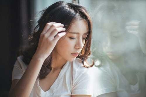 Thấy tôi cho em gái 500 ngàn, chồng liếc xéo, rút thêm 5 triệu vứt vào người tôi và nói một câu tàn nhẫn