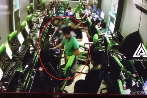 Clip: Ông bố 'xử' con trai nghiện game thiếu văn minh khiến cộng đồng mạng bức xúc