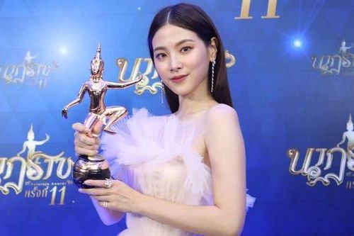 Xuất hiện xinh đẹp tựa nữ thần tại Nataraj Awards, Baifern Pimchanok rinh về giải thưởng 'Nữ chính xuất sắc nhất' qua vai Nira trong phim 'Chiếc lá cuốn bay'