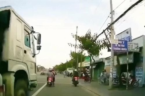 Clip: Thót tim cảnh xe bồn lao thẳng vào 2 xe máy đang dừng chờ đèn đỏ