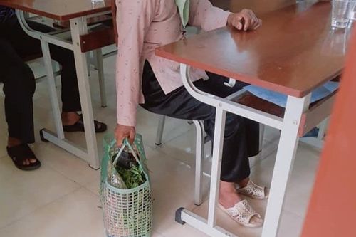 Bức ảnh bà xách làn thức ăn vào lớp họp phụ huynh cho cháu gây xúc động: 'Làn của bà chứa cả bầu trời tuổi thơ'