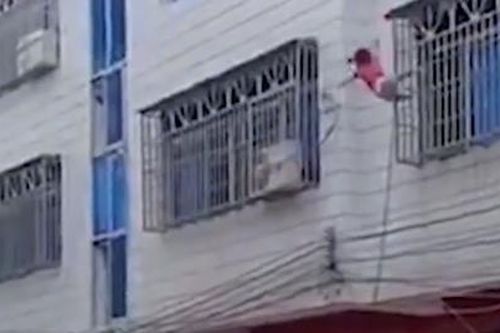 Khoảnh khắc đám đông giăng chăn đỡ bé gái ngã từ cửa sổ tầng 3