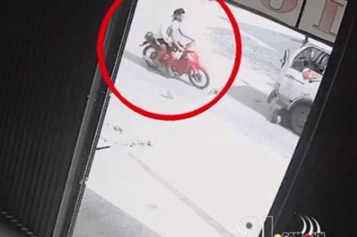 Clip: 2 thanh niên phóng xe máy với tốc độ cao, lao kinh hoàng vào gầm xe tải