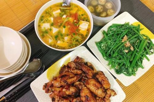 Vợ mê nấu ăn khoe mâm cơm giản dị, dân mạng thốt lên 'nhìn đơn giản mà ngon vô cùng'